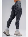 Leggings push-up compressivi PRIMAL mettono in risalto le curve e rimangono al loro posto durante ogni movimento.