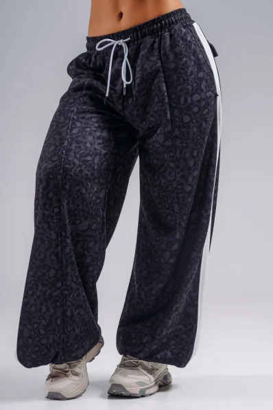 NEBBIA pantaloni larghi con motivo leopardato PRIMAL neri