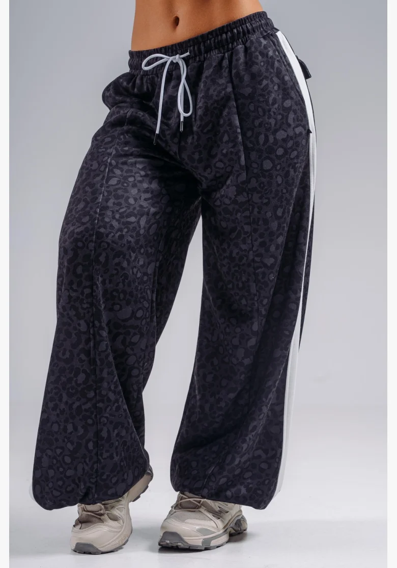 NEBBIA pantaloni larghi con motivo leopardato PRIMAL neri