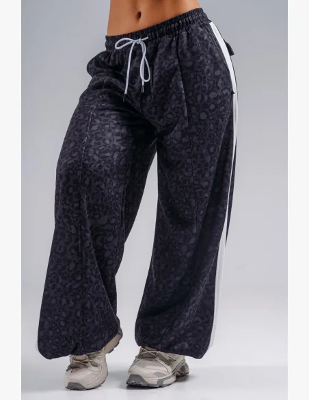NEBBIA pantaloni larghi con motivo leopardato PRIMAL neri