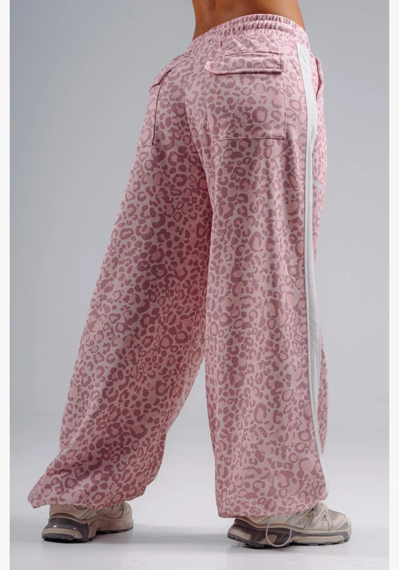 NEBBIA pantaloni larghi con motivo leopardato PRIMAL rosa