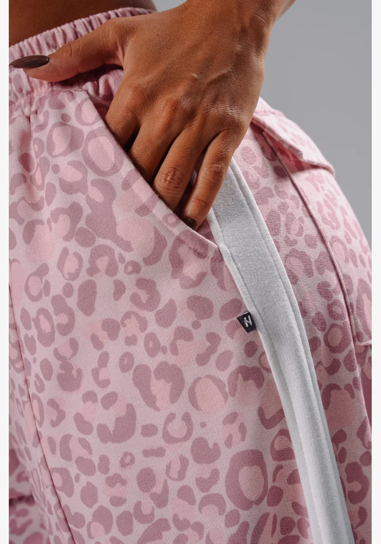NEBBIA pantaloni larghi con motivo leopardato PRIMAL rosa