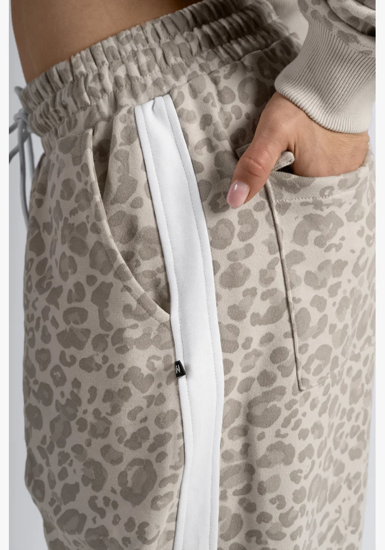 NEBBIA pantaloni larghi con motivo leopardato PRIMAL color crema