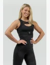 Goditi la traspirabilità del materiale, la libertà di movimento e la sensazione di sicurezza durante l'allenamento. Grazie alla rete, al collo a forma di "O" che modella il seno, al materiale compressivo innovativo e al taglio racer back, la canotta è decisamente impossibile da non notare.