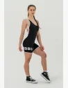 Design sportivo racer back con scollatura sulla schiena e spalline sottili ti garantirà la massima libertà di movimento e impedirà il surriscaldamento del corpo anche durante gli allenamenti più intensi.