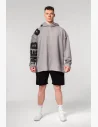 Felpa extra oversize con cappuccio ti ingrandisce otticamente. La cucitura "raw" non finita porta l'atmosfera iconica degli anni '90 in palestra.