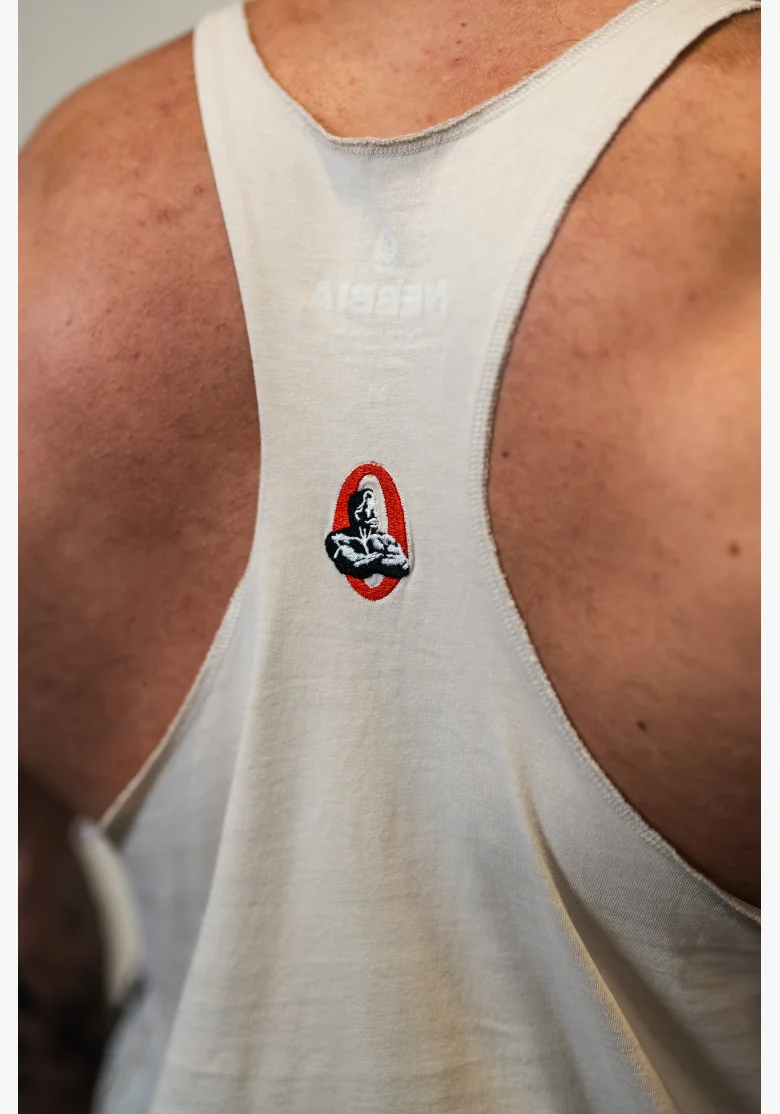 NEBBIA • NEBBIA Washed muscle back stringer GOLDEN AGE grigio • Nebshop.cz