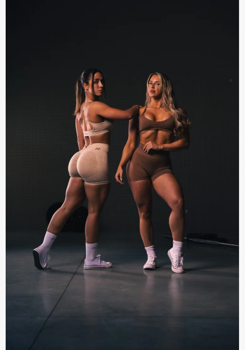 NEBBIA • NEBBIA Top sportivo con supporto medio TOTALLY SEAMLESS marrone • Nebshop.cz