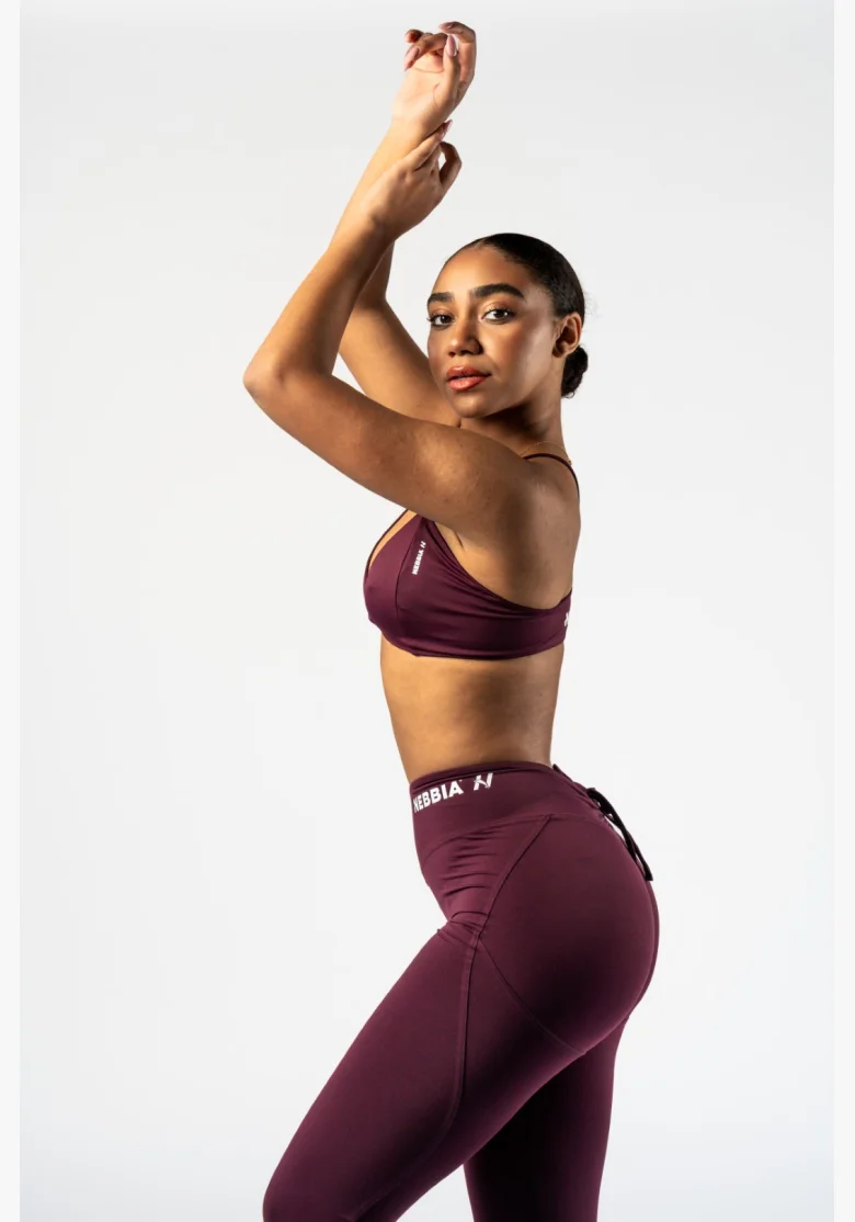 NEBBIA • NEBBIA Reggiseno sportivo con supporto medio TWIST-KNOT bordeaux • Nebshop.cz