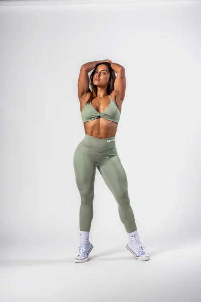 NEBBIA • NEBBIA Reggiseno sportivo con supporto medio TWIST-KNOT verde chiaro • Nebshop.cz 2
