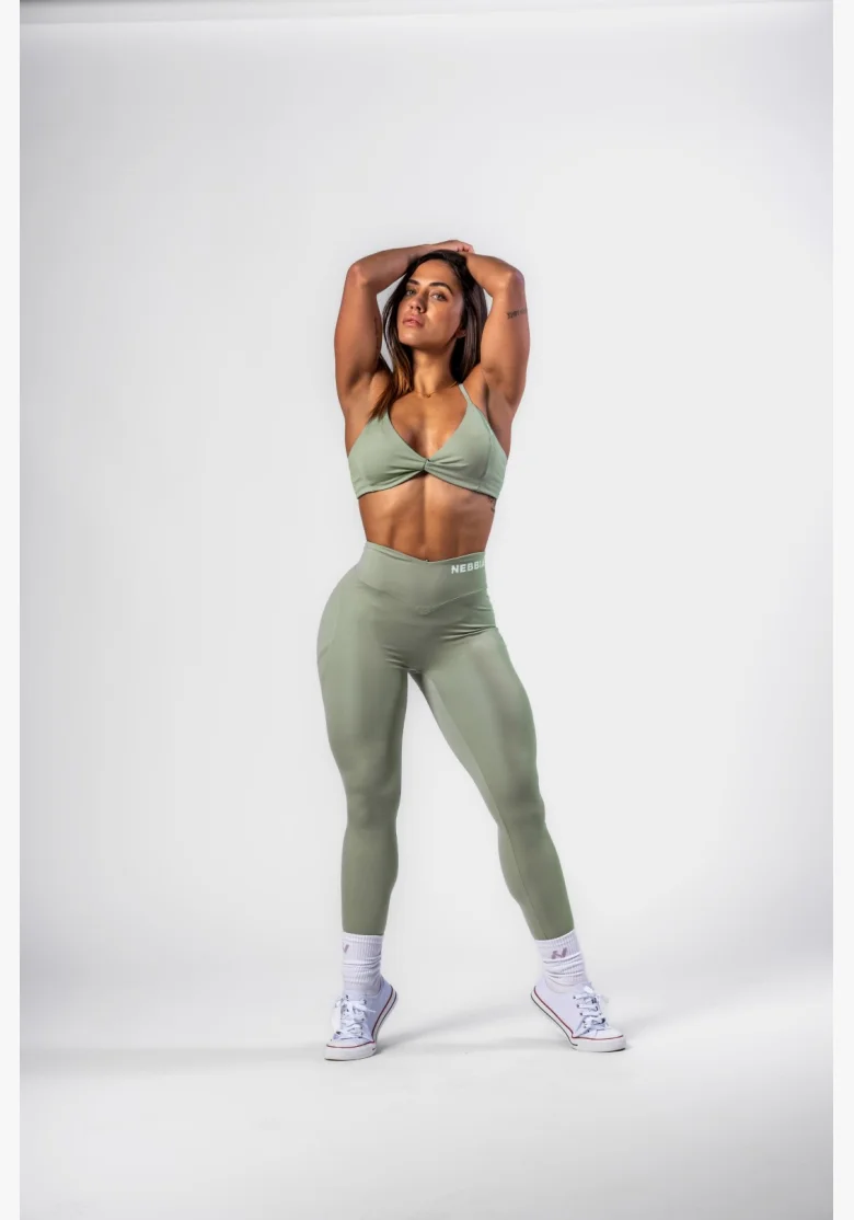 NEBBIA • NEBBIA Reggiseno sportivo con supporto medio TWIST-KNOT verde chiaro • Nebshop.cz