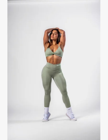 NEBBIA • NEBBIA Reggiseno sportivo con supporto medio TWIST-KNOT verde chiaro • Nebshop.cz