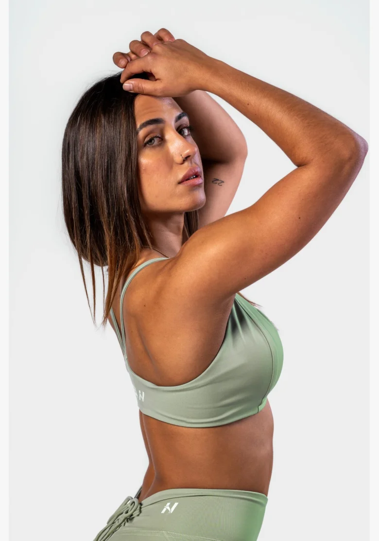 NEBBIA • NEBBIA Reggiseno sportivo con supporto medio TWIST-KNOT verde chiaro • Nebshop.cz