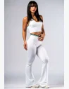 Leggings di alta classe con taglio svasato, vita alta e design pulito Royal White con accenti dorati, che evidenziano la silhouette e allungano otticamente le gambe.