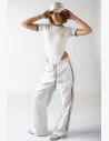 Pantaloni parachute leggeri in premium Royal White con ricamo verde scuro e oro, regolabili in vita e alle caviglie per un look sicuro di sé e alla moda.